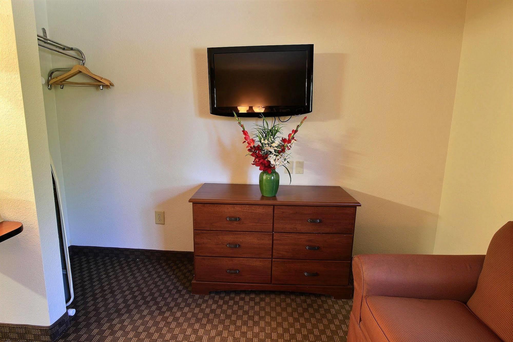 Intown Suites Extended Stay Newport News Va - I-64 Екстериор снимка